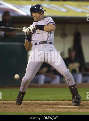 Oct 14, 2001 ; Oakland, CA, USA ; New York Yankee Derek Jeter flinches après avoir été frappé par Oakland A's pitcher, Barry Zito, en sixième manche de jeu à Network Associates Coliseum à Oakland, Californie) à la Division de la ligue américaine sur la série Samedi, Octobre, 13, 2001. Banque D'Images