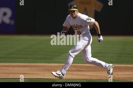 Oct 14, 2001 ; Oakland, CA, USA ; Oakland A's Johnny Damon chefs à la troisième base après un Miguel Tejada single de New York Yankee cruche, Orlando Hernandez dans le bas de la première manche au cours du jeu de la Ligue américaine de quatre séries de la Division à Network Associates Coliseum à Oakland, Californie le dimanche, 14 octobre 2001. Banque D'Images