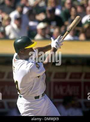 Oct 24, 2001 ; Oakland, TX, USA ; (24)Jermaine Dye (CQ) avec les Athletics d'Oakland après avoir frappé un home run dans pendant Jeudi, 27 septembre 2001, match contre les Angels d'Anaheim. Oakland a gagné 6-2. Banque D'Images