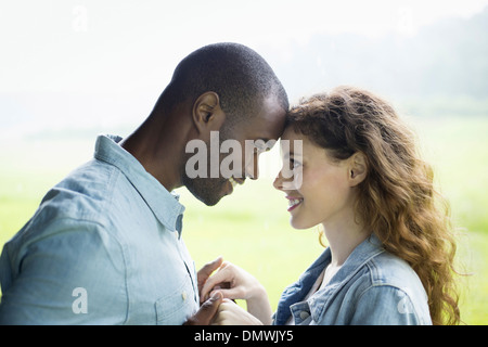 Un jeune homme et femme un couple. Banque D'Images