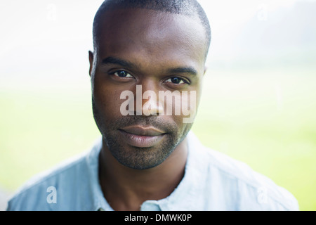 Un jeune homme en chemise bleue. Banque D'Images