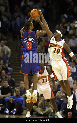 Nov 20, 2001 ; Los Angeles, CA, USA ; Larry Hughes Latrell Sprewell bloque un jumpshot au 1er trimestre et a pris la balle pour un dunk shot. Cependant, Sprewell plus tard s'est réveillé pour 19 points 1er semestre, aidant les Knicks à un mi-temps 30 points d'avance sur les Golden State Warriors. Banque D'Images