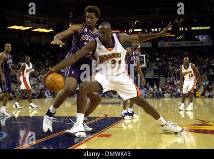 Nov 25, 2001 ; Oakland, CA, USA ; Golden State Warriors # 31 Adonal Foyle dribble autour de New Jersey Nets # 35 Jason Collins au premier semestre au cours du jeu par rapport au New Jersey Nets à l'Arena à Oakland, Californie, le dimanche 25 novembre 2001, Oakland, Californie. Banque D'Images