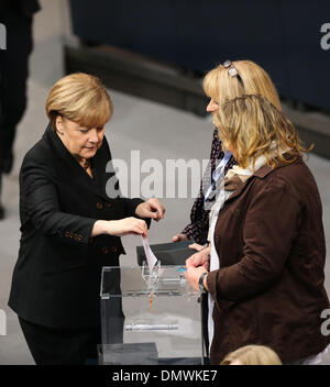 Berlin, Allemagne. 25Th Dec 2013. La chancelière allemande Angela Merkel (L) vote lors d'une session de vote Allemagne Bundestag, la chambre basse du parlement, à Berlin, Allemagne, le 17 décembre 2013. Angela Merkel a été réélue lors d'un vote à la chambre basse du parlement mardi pour un troisième mandat, et son gouvernement de coalition sera assermenté à la règle de l'économie européenne la plus importante pour les quatre prochaines années. Credit : Zhang Fan/Xinhua/Alamy Live News Banque D'Images