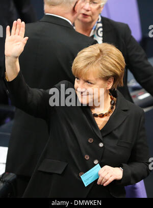 Berlin, Allemagne. 25Th Dec 2013. La chancelière allemande, Angela Merkel, les vagues pendant la réunion du Bundestag, chambre basse du parlement, à Berlin, Allemagne, le 17 décembre 2013. Angela Merkel a été réélue lors d'un vote à la chambre basse du parlement mardi pour un troisième mandat, et son gouvernement de coalition sera assermenté à la règle de l'économie européenne la plus importante pour les quatre prochaines années. Credit : Zhang Fan/Xinhua/Alamy Live News Banque D'Images