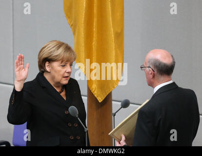 Berlin, Allemagne. 25Th Dec 2013. La chancelière allemande Angela Merkel (L) est assermenté par le président de la chambre basse du parlement allemand, Norbert Lammert lors d'une réunion du Bundestag, chambre basse du parlement, à Berlin, Allemagne, le 17 décembre 2013. Angela Merkel a été réélue lors d'un vote à la chambre basse du parlement mardi pour un troisième mandat, et son gouvernement de coalition sera assermenté à la règle de l'économie européenne la plus importante pour les quatre prochaines années. Credit : Zhang Fan/Xinhua/Alamy Live News Banque D'Images