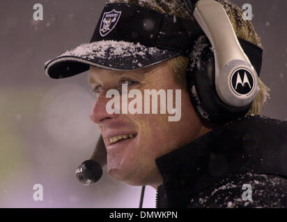 Jan 19, 2002 ; Foxboro, MA, USA ; Oakland Raiders entraîneur en chef Jon Gruden montre un grand sourire alors que son équipe se réchauffe avant le début de leur match contre les New England Patriots AFC pendant leur match le samedi, Janvier 19, 2002 à Foxboro Stadium à Foxboro, MA. Battre les Patriots 16-13 Raiders en prolongation. Banque D'Images