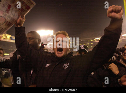 Jan 19, 2002 ; Foxboro, MA, USA ; Oakland Raiders entraîneur en chef Jon Gruden pompes son poing pour célébrer après avoir battu les New York Jets 38-24 AFC pendant leur match de samedi, 12 janvier 2002 à Network Associates Coliseum à Oakland, Californie Banque D'Images