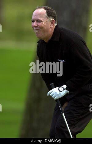 Jan 31, 2002 ; Pebble Beach, CA, USA ; Mark O'Meara a un grand rire comme concurrent et ami John Cook manque un putt et perd un pari sur le 10e trou, comme ils ont joué une ronde de pratique détendue à Poppy Hills Golf course à l'A. T. et T. Pro-Am National le mardi 29 janvier, 2002 à Pebble Beach, en Californie mardi était un jour pour d'exercice et la fusillade a remporté par l'équipe de Jerry Banque D'Images