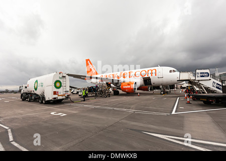 Avion Easyjet être ravitaillé sur asphalte, l'aéroport de Bristol, Angleterre, Royaume-Uni Banque D'Images