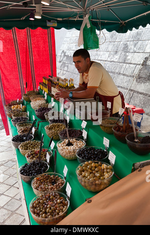 Amboise soirée d'olive, marché de vendeur dans son échoppe Banque D'Images