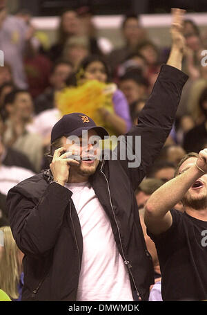 Oct 29, 2002 ; Los Angeles, CA, USA ; acteur Leonardo Dicaprio vagues pour les amis de l'autre côté de la cour à la Los Angeles Lakers la saison contre les San Antonio Spurs. DiCaprio n'était pas assis à son habitude courtside sièges, au lieu de six rangées directement derrière le banc des laquiers avec ami Toby Maguire et un autre ami unitdentified. Banque D'Images