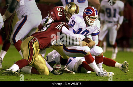 02 déc., 2002 ; San Francisco, CA, USA ; Buffalo Bills quarterback Alex VanPelt est saccagée par les San Francisco 49ers Julian Peterson avec une passe de son coéquipier Derek Smith dans le 3ème quart de leur jeu joué à 3-Com Parc de San Francisco, Californie le Dimanche, Décembre 2, 2001. Banque D'Images