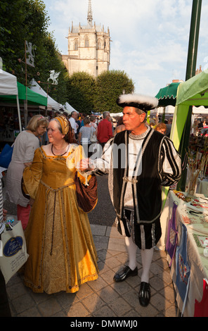 Amboise soirée d'acteurs du marché, en costumes médiévaux, un homme et une femme avec le château en arrière-plan Banque D'Images