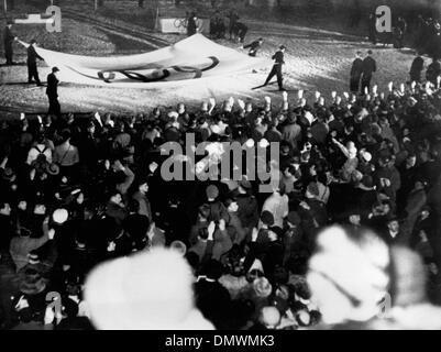 16 février 1936 - Garmisch-Partenkirchen, Allemagne - comme les skieurs Allemands portent le drapeau olympique pour la dernière course, le monde observe que les Jeux Olympiques d'hiver de 1936 touche à sa fin. (Crédit Image : © Keystone Photos USA/ZUMAPRESS.com) Banque D'Images