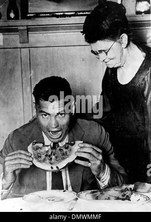 Le 5 août, 1945 - Manassa, CO, États-Unis - Jack Dempsey avec mère eating watermelon. Jack "anassa Mauler' Dempsey (24 juin 1895 - 31 mai 1983) était un boxeur américain qui a tenu le titre mondial des poids lourds de 1919 à 1926. Dempsey's style agressif et poinçonnage power a fait de lui l'un des boxeurs les plus populaires dans l'histoire. Plusieurs de ses combats et des records d'assistance financière définie. (Ima Crédit Banque D'Images