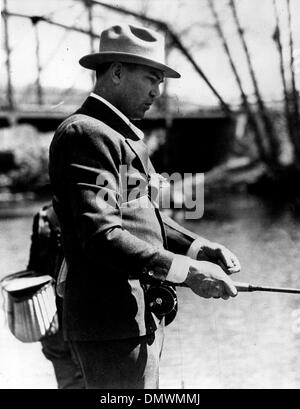 Le 5 août, 1945 - Manassa, CO, USA - Jack Dempsey la pêche sur la rivière Colorado. Jack "anassa Mauler' Dempsey (24 juin 1895 - 31 mai 1983) était un boxeur américain qui a tenu le titre mondial des poids lourds de 1919 à 1926. Dempsey's style agressif et poinçonnage power a fait de lui l'un des boxeurs les plus populaires dans l'histoire. Plusieurs de ses combats et des records d'assistance financière définie. (Ima Crédit Banque D'Images