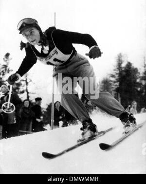 30 janvier 1948 - Saint-Moritz, Suisse - Le spécialiste américain du ski alpin GRETCHEN FRASER (11 février 1919 - 17 Février, 1994) est également bien connu en slalom où elle a obtenu la médaille d'or pendant les Jeux olympiques d'hiver à Saint-Moritz en Suisse. (Crédit Image : © Keystone Photos USA/ZUMAPRESS.com) Banque D'Images