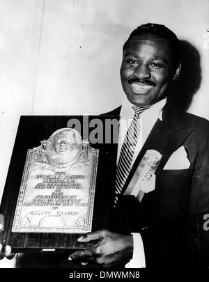 Le 17 janvier 1950 - New York, New York, USA - QUAND INGEMAR JOHANSSON GAGNA CHARLES est un boxeur professionnel et l'ancien champion poids lourd du monde. Photo : CHARLES QUAND INGEMAR JOHANSSON gagna avec l'Edward J. Neil memorial plaque de boxe il a reçu en 1949. (Crédit Image : © Keystone Photos USA/ZUMAPRESS.com) Banque D'Images