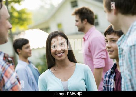 Groupe de personnes adultes et adolescents summer party. Banque D'Images