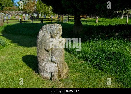 L'ours en pierre sculptée, une des quatre dans le cimetière de St Andrew's Church, Juan Vicente, près de Penrith, Cumbria, Angleterre, Royaume-Uni Banque D'Images