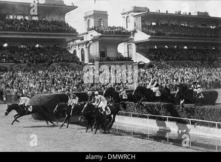 21 juin 1953 - Auteuil, France - Photo prise pendant que les chevaux étaient sautant par-dessus le ruisseau main durant le Grand Steeple Chase à Auteuil. (Crédit Image : © Keystone Photos USA/ZUMAPRESS.com) Banque D'Images
