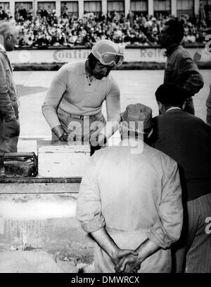 Jul 18, 1953 ; Nirburgring, Allemagne ; l'Italien Alberto Ascari sur les stands lors d'une course en Nirburgring. (Crédit Image : © Keystone Photos USA) Banque D'Images