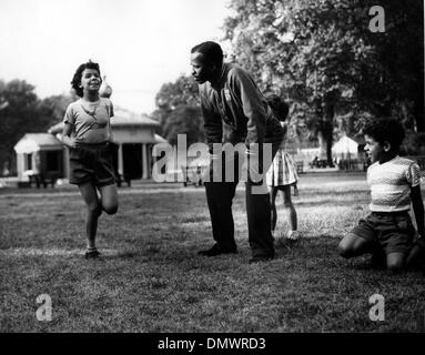 Juillet 28, 1953 - Londres, Angleterre, Royaume-Uni - célèbre sprinter MCDONALD BAILEY vu à son domicile avec ses enfants, Christine, Joan, et ROBERT. (Crédit Image : © Keystone Photos USA/ZUMAPRESS.com) Banque D'Images