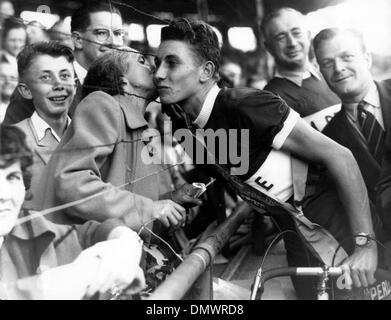 27 octobre, 1953 - Paris, France - Dix-neuf ans, Jacques Anquetil de Normandie, d'être embrassé par sa mère après sa victoire dans le Grand Prix des Nations, course à vélo sur une distance de 140kms. (Crédit Image : © Keystone Photos USA/ZUMAPRESS.com) Banque D'Images