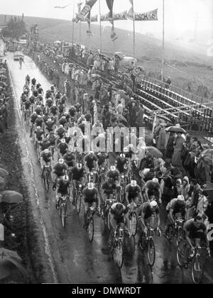 Le 11 août 1954 - Stuttgart, Allemagne - La Ronde 10 150 kilomètre concours a eu lieu dans un très mauvais temps. Les concurrents de la dernière exécution. (Crédit Image : © Keystone Photos USA/ZUMAPRESS.com) Banque D'Images