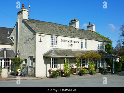 Drunken Duck Inn And Restaurant Pres De Ambleside Parc National De Lake District Cumbria Angleterre Royaume Uni Photo Stock Alamy