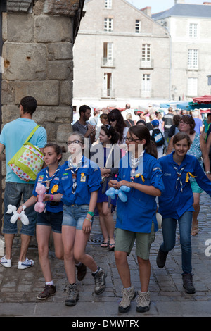 Marché de Guerande, avec des stands et les consommateurs et les guides en uniforme en passant par avec animaux avec des ballons Banque D'Images