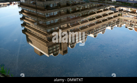 Barbican Estate de la construction de maisons, appartements reflétée à l'envers dans la flaque d'eau London England UK KATHY DEWITT Banque D'Images