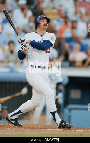 Jun 02, 1990 - Los Angeles, California, United States - Kirk Gibson de la suit à travers des Dodgers de Los Angeles, sur une balançoire au Dodger Stadium à Los Angeles, 2 juin 1990. Gibson est un ancien joueur canadien de basket-ball, surtout connu pour son accueil d'embrayage s'exécuter dans le jeu 1 de la Série mondiale 1988. Il a été nommé joueur par excellence de la Ligue nationale en 1988. (Crédit Image : Â© Alan Greth/ZUMA Press) Banque D'Images