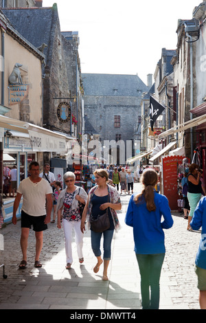 Marché de Guerande, avec des stands et les consommateurs et les guides en uniforme en passant par Banque D'Images