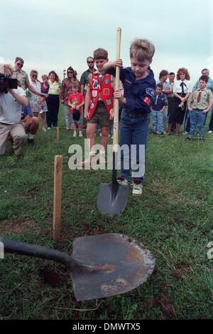 25 septembre 1993 - West Memphis, AR, États-Unis - 25 septembre 1993 - Sol a été rompu samedi pour une lecture à l'école élémentaire grove Weaver à West Memphis, où trois garçons tués le 5 mai avait assisté à l'école. Le projet est à la mémoire de 8 ans Steve Branch, Michael Moore et Christopher Byers. Todd et Dana Moore, les parents de Michael, et John Mark et Melissa Byers (backgroun Banque D'Images