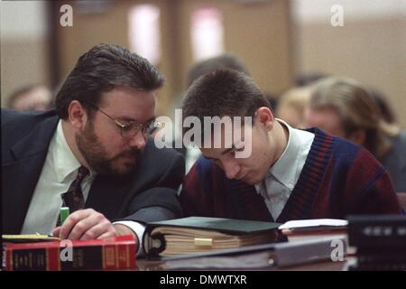 26 janvier 1994 - Corning, AR, États-Unis - 26 janvier 1994 - Lloyd Jessie Misskelley Jr. confère avec l'un de ses avocats de la défense, Daniel T. Stidham, le premier jour de son procès pour meurtre à Corning, New York. Misskelley gomme à mâcher mais n'a pas rester ou regarder le jury quand Stidham a présenté à la commission mercredi. Tout au long de la journée, il a pris la posture qu'il a prises par eigh Banque D'Images