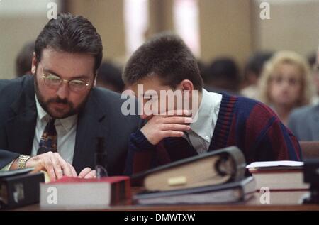 26 janvier 1994 - Corning, AR, États-Unis - 26 janvier 1994 - Lloyd Jessie Misskelley Jr. confère avec l'un de ses avocats de la défense, Daniel T. Stidham, le premier jour de son procès pour meurtre à Corning, New York. Misskelley gomme à mâcher mais n'a pas rester ou regarder le jury quand Stidham a présenté à la commission mercredi. Tout au long de la journée, il a pris la posture qu'il a prises par eigh Banque D'Images