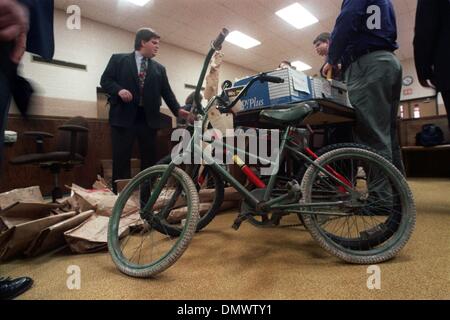 26 janvier 1994 - Corning, AR, États-Unis - 26 janvier 1994 - La dernière fois que Michael Moore, Christopher Byers et Steve ont été vus en vie ils ont été équitation ces bicyclettes, qui sont saisis comme preuve dans le procès pour meurtre de Lloyd Jessie Misskelley Jr. l'un des avocats de l' Misskelley, Greg Crow de Sandwich, est à gauche. Parmi les témoins de la première journée de témoignage jeudi était Steve Br Banque D'Images