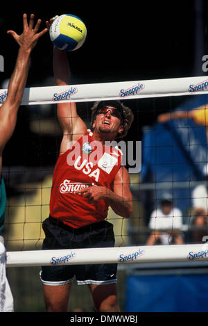 Aug 05, 1999 ; New York, NY, USA ; Adam Johnson à la FIVB Beach Volley Professionnel - Festival olympique - New York, NY - 1999. Banque D'Images