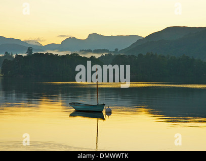 Coucher de soleil sur le lac Windermere, à Langdale Pikes dans la distance, Parc National de Lake District, Cumbria, Angleterre, Royaume-Uni Banque D'Images