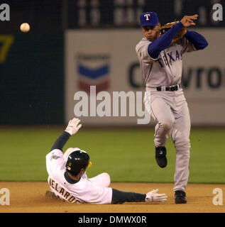 Apr 01, 2002 ; Oakland, CA, USA ; Texas Rangers' Alex Rodriguez, # 3, jette à la première pour le double jeu du retrait forcé de Oakland A's Randy Velarde, # 8, à la deuxième et à jeter Scott Hatteberg, # 10, d'abord dans la première manche de leur jeu le Lundi, Avril 1, 2002 à Network Associates Coliseum à Oakland, Californie Banque D'Images