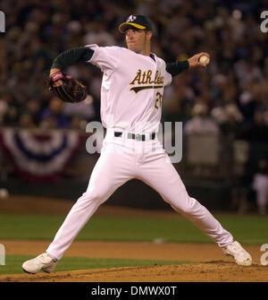 Apr 01, 2002 ; Oakland, CA, USA ; Oakland A's Mark pitcher Mulder, # 20, emplacements pour les Texas Rangers' dans la deuxième manche de leur jeu le Lundi, Avril 1, 2002 à Network Associates Coliseum à Oakland, Californie Banque D'Images