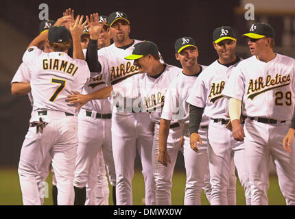 Apr 01, 2002 ; Oakland, CA, USA ; Oakland A's hi-cinq joueurs Jeremy Giambi, # 7, lors de la cérémonie d'ouverture de ce soir match contre les Rangers du Texas le Lundi, Avril 1, 2002 à Network Associates Coliseum à Oakland, Californie Banque D'Images