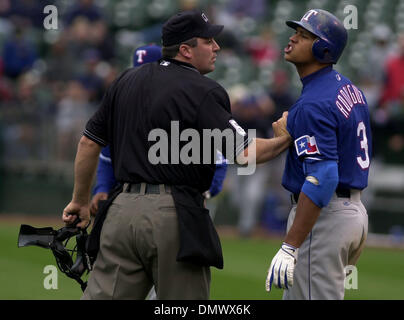 Avr 04, 2002 ; Oakland, CA, USA ; Texas Ranger Alex Rodriguez a mots pour un lanceur partant du Cory Lidle en tant qu'arbitre Loi Welke cq tente de contenir Rodriguez en sixième manche après Rodriguez a été touché par la balle pour la deuxième fois par Lidle au cours de l'un des rangers du match de baseball à associer réseaux Colisium à Oakland, Californie jeudi 4 avril 2002. Les Rangers ont battu les Banque D'Images