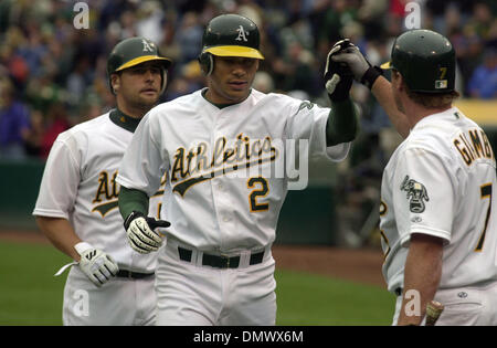 Avr 04, 2002 ; Oakland, CA, USA ; UN Carlos Pena # 2 est félicité à la maison en suivant à bat Jeremy Giambi, droite, après avoir touché une Pena 3 home run run dans la 9e manche de ramener l'Olmedo Saenz et Ramon Hernandez faisant le score 5-7 à associer réseaux Colisium à Oakland, Californie jeudi 4 avril 2002. Les Rangers ont battu les A's 7-5 avec les Rangers 5 notation s'exécute dans le sixième inni Banque D'Images