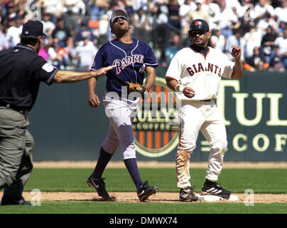 Apr 07, 2002 ; San Francisco, CA, USA ; Padre 2e but D'Angelo Jimenez réagit au juge-arbitre Laz Diaz appelant des Géants Marvin Benard en sécurité sur une 5ème manche dans leur double 7 avril 2002 match contre à San Francisco, Californie Jimenez pensait qu'il applique la balise avant Benard toucha le sac. Benard a été blessé plus tard dans le jeu de prendre une capture de plongée. Banque D'Images