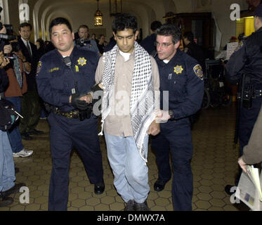 Apr 09, 2002 ; Berkeley, CA, USA ; un manifestant pro-palestinien est arrêté par la police de l'Université de Californie après l'occupation de Wheeler Hall sur le campus de l'université de Berkeley, le mardi 9 avril 2002. Les manifestants appellent à l'université de se départir d'Israël. Banque D'Images