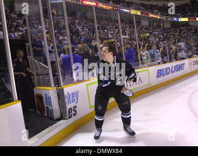 Apr 13, 2002 ; San Jose, CA, USA ; requins # 19 Marco Sturm (CQ) throws souvenirs à la foule après avoir remporté leur match de hockey des séries éliminatoires à San Jose en Californie, le samedi, 13 avril, 2002. Les requins a gagné le match 3-1. Banque D'Images