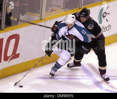 20 avr, 2002 ; San Jose, CA, USA ; San Jose Sharks' Todd Harvey, # 13, est attaqué par derrière par des Coyotes de Phoenix Paul Mara, # 23, dans la deuxième période de jeu 5 de la première série de Division de l'Ouest 1/4 de finale le Vendredi, Avril 26, 2002 à le Compaq Center de San Jose, Californie Banque D'Images